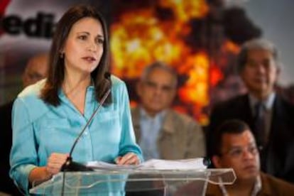 La diputada venezolana de la Mesa de la Unidad Democrática María Corina Machado habla este jueves 22 de agosto de 2013, durante la presentación de un informe sobre la situación actual de la refinería de Amuay en Caracas (Venezuela).