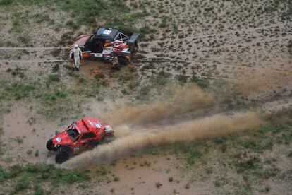 El piloto Fedor Vorobyev y el copiloto Aleksandr Obukhov (abajo) pasan frente al piloto Andrey Rudskoy y el copiloto Evegnii Zagorodniuk durante la tercera etapa del Silk Way Rally 2018 Elista-Astrakhan.