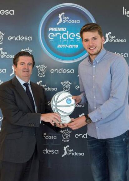 Doncic recibe un premio de la Liga Endesa.  .