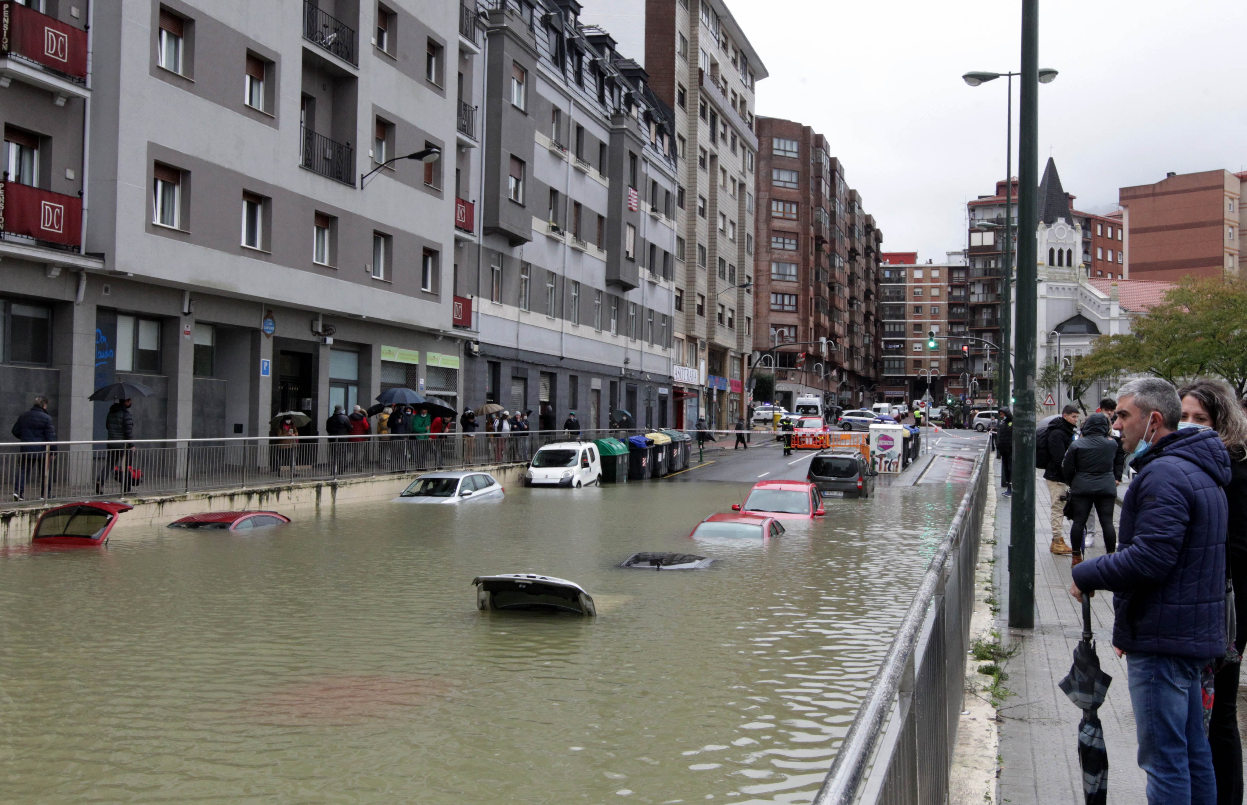 Inundaciones en el barrio de Zorrotza (Bilbao) tras la riada del río Nervión por las fuertes lluvias.
