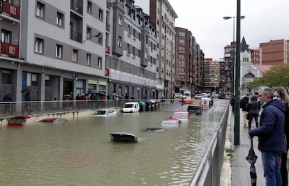 Inundaciones en el barrio de Zorrotza (Bilbao) tras la riada del río Nervión por las fuertes lluvias.