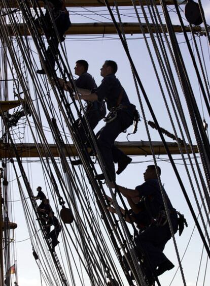 Un grupo de cadetes se encarama a los mástiles del 'Gorch Fock', en Kiel (Alemania), el 24 de agosto de 2005.
La cadete fallecida Sarah Leena Seele.