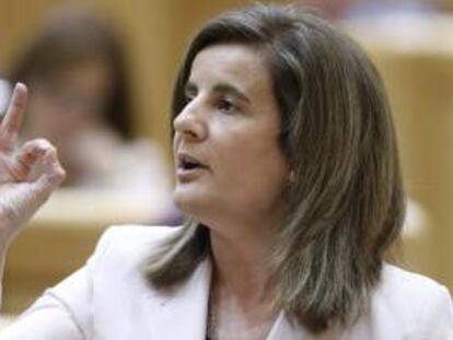 La ministra de Empleo y Seguridad Social, Fátima Báñez, durante su intervención en la sesión de control al Gobierno, ayer en el pleno del Senado.