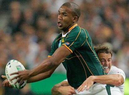 JP Pietersen, con el balón en el encuentro que Suráfrica ganó a Inglaterra por 36-0.