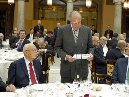 El Rey, entre el presidente de Italia, Giorgio Napolitano, a la izquierda, y el de Portugal, An&iacute;bal Cavaco Silva. 
