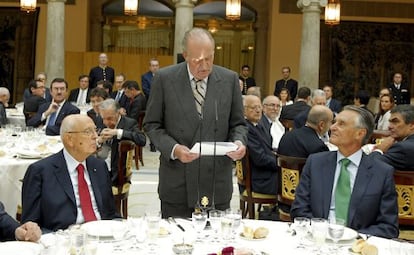 El Rey, entre el presidente de Italia, Giorgio Napolitano, a la izquierda, y el de Portugal, An&iacute;bal Cavaco Silva. 