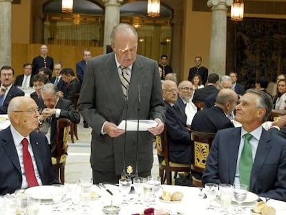 El Rey, entre el presidente de Italia, Giorgio Napolitano, a la izquierda, y el de Portugal, Aníbal Cavaco Silva.