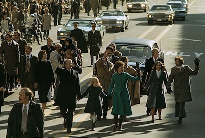 El demócrata Jimmy Carter desfila con su familia tras haber jurado el cargo el 20 de enero de 1977. Carter no logró revalidar el cargo. Falleció este año, a los 100 años. 

