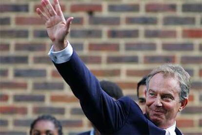 Tony Blair saluda a su llegada ayer a un colegio al norte de Londres, antes de anunciar su retirada en un año.