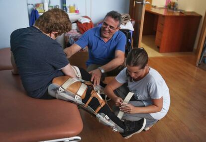 Un niño afectado por distrofia muscular durante la rehabilitación.