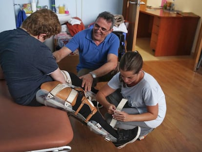 Un niño afectado por distrofia muscular durante la rehabilitación.