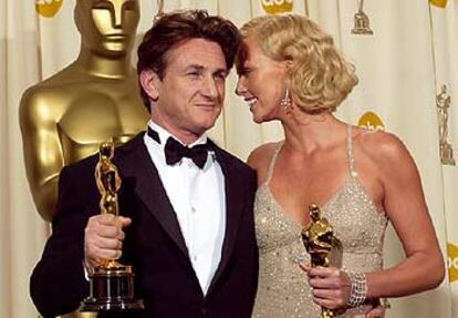 Sean Penn y Charlize Theron, con sus <i>oscars</i> de mejor actor y mejor actriz.