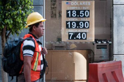 Un trabajador pasa frente a un banco en México.