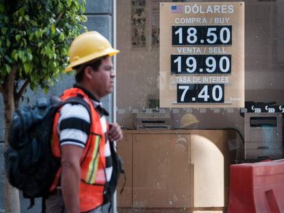 Un trabajador pasa frente a un banco en México.