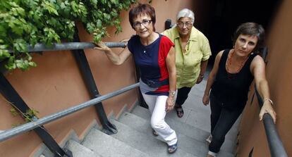 Mercedes Madrid, Dolores Sánchez y Rosa Sanchis, en el Rector Peset, tras participar los debates del Cercle Feminista.