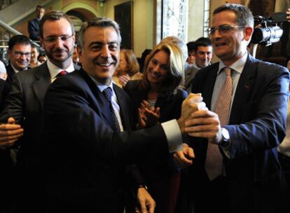 Javier de Andrés, segundo a la izquierda, recibe la felicitación de Antonio Basagoiti. Junto a ellos, Arantza Quiroga, presidenta del Parlamento, y Maroto, alcalde de Vitoria.