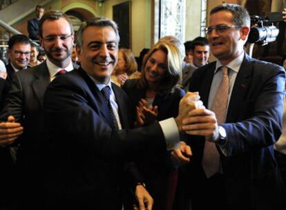 Javier de Andrés, segundo a la izquierda, recibe la felicitación de Antonio Basagoiti.  Junto a ellos, Arantza Quiroga, presidenta del Parlamento, y Maroto, alcalde de Vitoria.