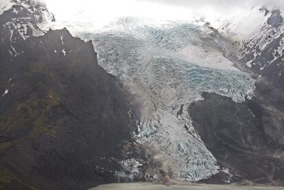 La erupción ha afectado al glaciar de Eyjafjalla, uno de los más pequeños de Islandia y que se extiende sobre el volcán. La ignición ha provocado que parte del glaciar se derrita y provoque importantes inundaciones, como muestra la imagen.