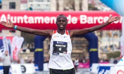 Anthony Maritim entra vencedor en la meta del Marat&oacute;n de Barcelona.