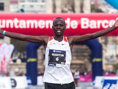 Anthony Maritim entra vencedor en la meta del Marat&oacute;n de Barcelona.