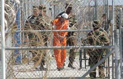 Un preso de Guantánamo es conducido por <i>marines</i> a un interrogatorio.