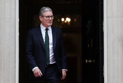 El primer ministro británico, Keir Starmer, a la entrada de su oficina en Londres, el 6 de agosto.