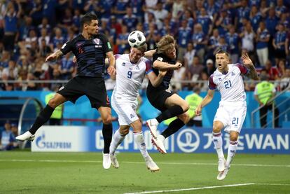 Sigurdarson remata de cabeza ante Lovren y Jedvaj.