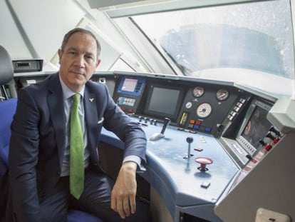 Alfredo Dur&aacute;n Alonso, primer maquinista del AVE, en la cabina de un tren de alta velocidad en la estaci&oacute;n de Santa Justa de Sevilla. 