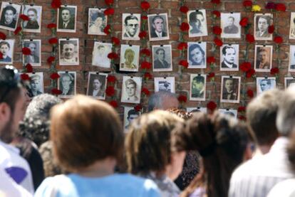 Homenaje a los 3.000 fusilados en el cementerio de La Almudena (Madrid) frente a la tapia contra la que fueron ejecutados.