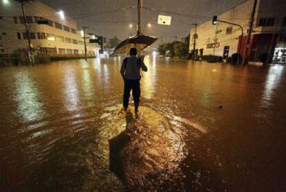 Una calle de una localidad cercana a Rio anegada de agua