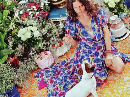 La presentación de la fragancia L'eau, de Carolina Herrera, que tuvo lugar en Londres en abril, se celebró en unos salones decorados con los exuberantes arreglos de la florista Hayley Newstead. Colaboró en el proyecto el 'set designer' Simon Costin.
