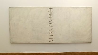 'Gran tela blanca atada', obra de Tàpies de 1969 que se conserva en la Collection Jules Maeght de París.