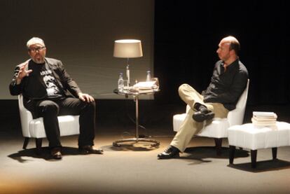 Álex de la Iglesia (a la izquierda), durante su diálogo con Jorge Guerricaechevarría ayer en el festival Gutun Zuria de Bilbao.