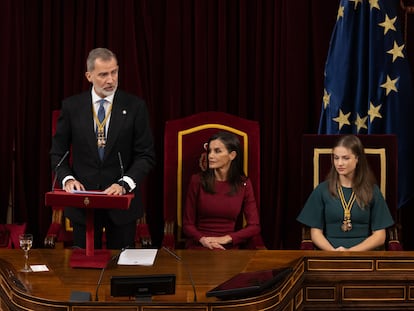 El Rey Felipe VI interviene durante la Solemne Sesión de Apertura de las Cortes Generales de la XV Legislatura, en el Congreso de los Diputados, a 29 de noviembre de 2023, en Madrid (España). El Rey abre hoy la decimoquinta legislatura en una sesión plenaria solemne que reúne en el Congreso a diputados y senadores con la ausencia anunciada de Esquerra Republicana (ERC), Bildu y el Bloque Nacionalista Gallego. Felipe VI pronuncia en esta sesión el primer discurso político tras la presentación de la ley de amnistía rechazada por PP y Vox y tras los pactos que el PSOE firmó con ERC y Junts. La Apertura Solemne de la legislatura se celebra cuatro meses después de las elecciones generales del 23 de julio, en las que salieron elegidos los actuales diputados y senadores.
29 NOVIEMBRE 2023;MADRID;SOLEMNE;SESIÓN DE APERTURA;CORTES GENERALES;XV LEGISLATURA;CONGRESO DE LOS DIPUTADOS
Eduardo Parra / Europa Press
29/11/2023