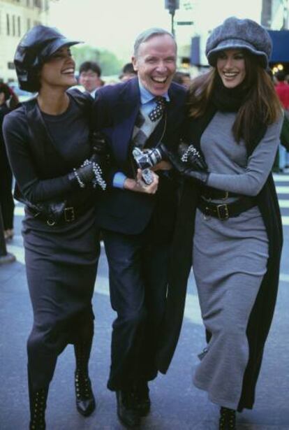 Bill Cunningham con dos modelos por la Quinta Avenida de Nueva York.