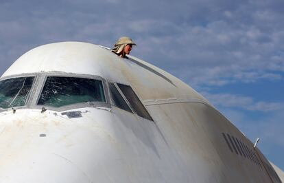 Un visitante mira desde un agujero en un avión 747, en el desierto de Black Rock, en Nevada (EE UU).