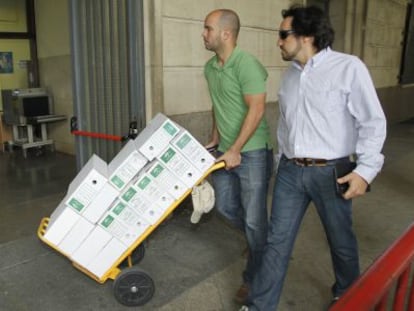 Un operario traslada a los juzgados de Sevilla documentación de la Junta.