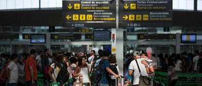 Pasajeros en el control de seguridad de El Prat.