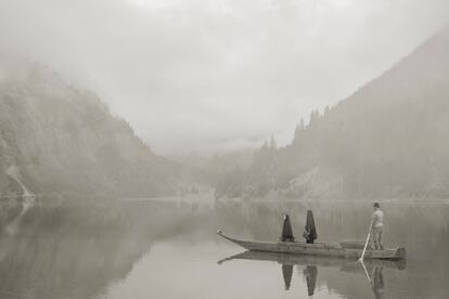 'Auf dem See', de la serie 'Im Wald', (2020). De Erwin Olaf.