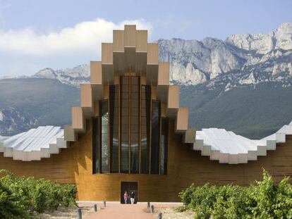 Ysios, de Bodegas Domecq, diseñada por el arquitecto Santiago Calatrava