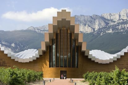 Ysios, de Bodegas Domecq, diseñada por el arquitecto Santiago Calatrava