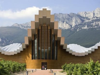 Ysios, de Bodegas Domecq, diseñada por el arquitecto Santiago Calatrava