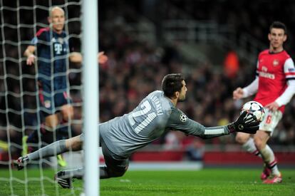  Lukasz Fabianski detiene un lanzamiento del Bayern