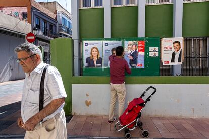 Vecinos de Llocnou de la Corona, un pueblo más pequeño de España en extensión y que concentra cinco candidaturas.