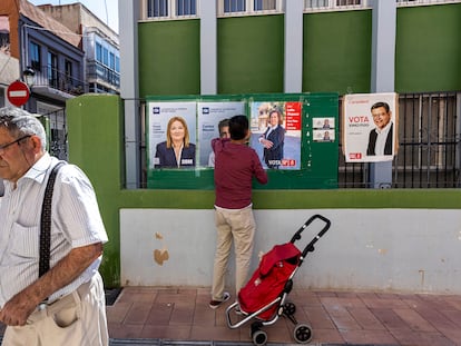 Vecinos de Llocnou de la Corona, un pueblo más pequeño de España en extensión y que concentra cinco candidaturas.