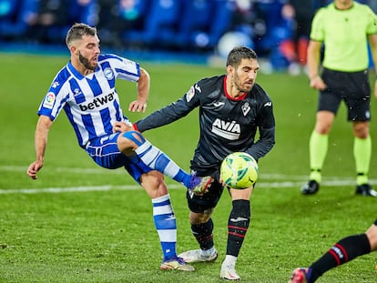 Luis Rioja golpea el balón en una acción del partido.