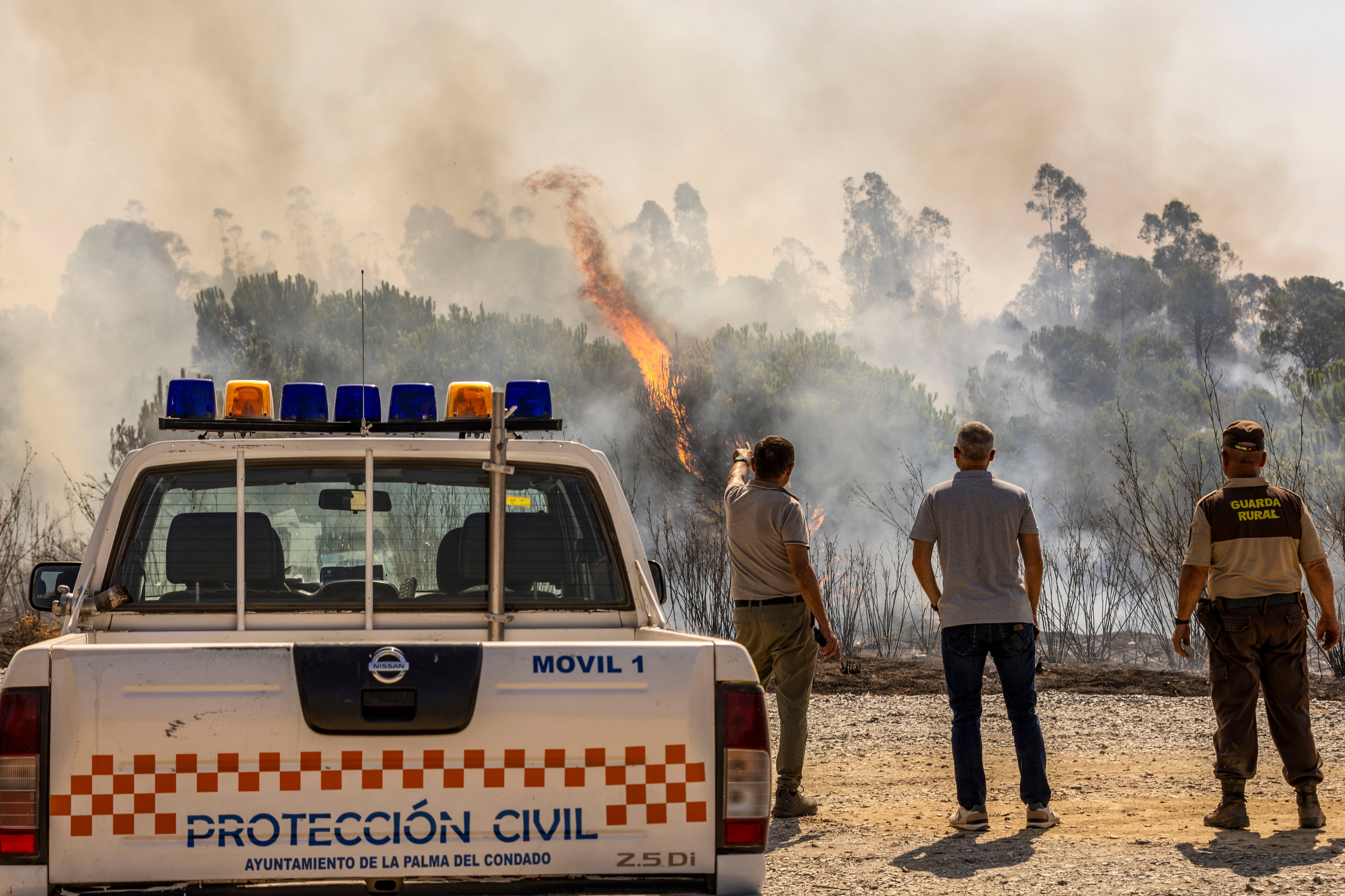 El incendio de Niebla progresa con saltos “espectaculares” en contra del viento tras calcinar 28.000 hectáreas