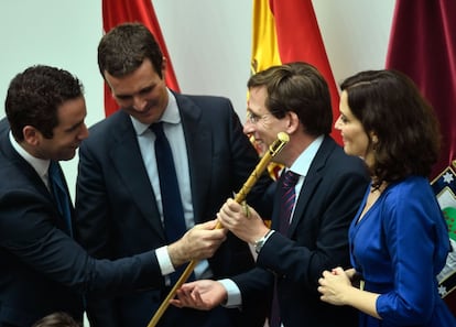 De izquierda a derecha, Teodoro García Egea, Pablo Casado, José Luis Martínez-Almeida e Isabel Díaz-Ayuso observan la vara de mando en el pleno de constitución del Ayuntamiento de la capital, en el que Martínez-Almeida resultó elegido alcalde, en junio de 2019. Almeida presentó el martes pasado la dimisión como portavoz nacional del partido sin apoyar en público a Casado y a Egea, en el peor momento de sus carreras. Almeida dijo que este era el momento perfecto para dar un paso al lado y “dedicarse en exclusiva” a sus responsabilidades como alcalde de Madrid, tal y como le pedían en su equipo desde la vuelta del verano.