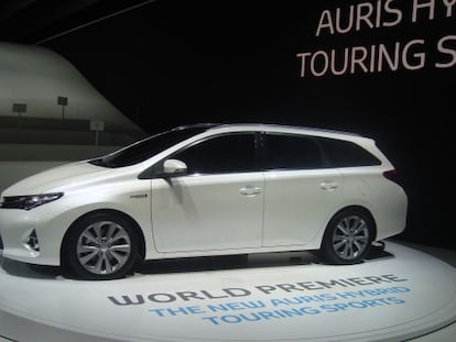 El nuevo Auris en su versi&oacute;n h&iacute;brida, presentado hoy en Par&iacute;s.