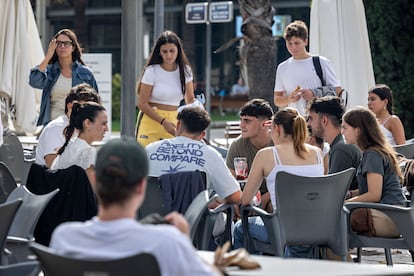 Jóvenes estudiantes universitarios charlan en el campus de la Universidad Politécnica de Valencia.